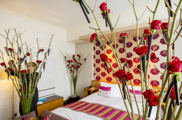 Kamar dengan dekorasi bunga segar yang cantik